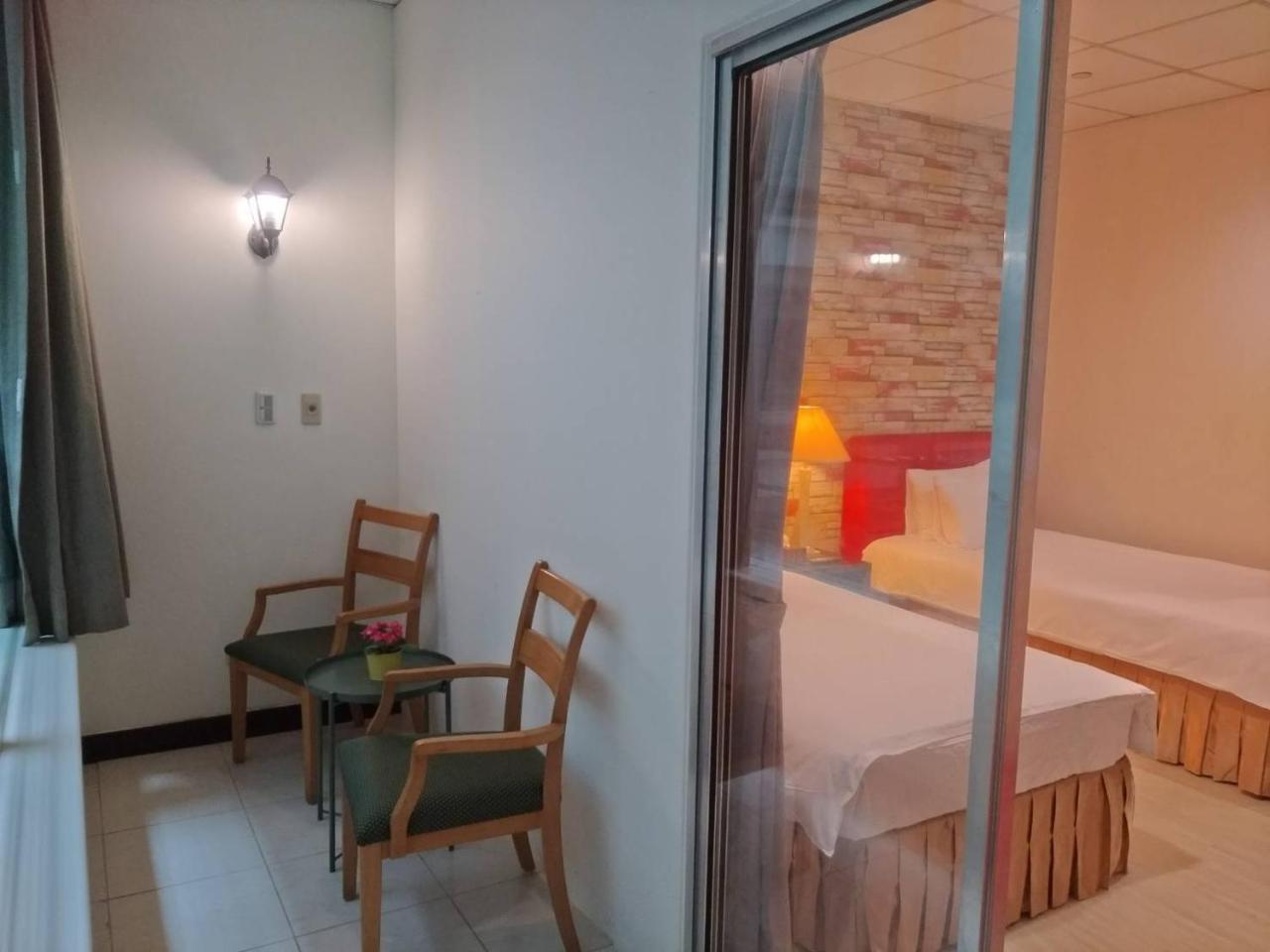 85 Eagle Hotel Kaohsiung Bagian luar foto