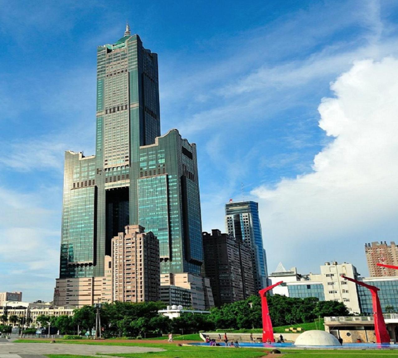 85 Eagle Hotel Kaohsiung Bagian luar foto